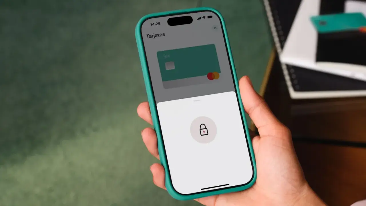 Mano sujetando un móvil con la app de N26 abierta, mostrando una tarjeta y un icono de candado. Ideal para pagos seguros con n26 bizum.