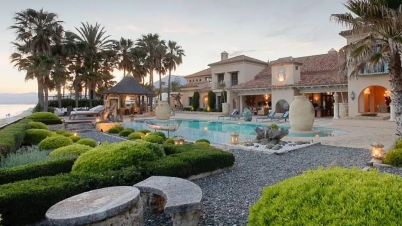 Impresionante villa con piscina y palmeras, un sueño de la casa más cara de España.
