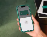 Mano sujetando un móvil con la app de N26 abierta, mostrando una tarjeta y un icono de candado. Ideal para pagos seguros con n26 bizum.