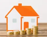 Casa naranja con pilas de monedas, ¡un buen augurio para las tecnocasa agencia inmobiliaria reseñas!