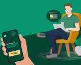 Mano sostiene móvil con certificado de titularidad bancaria. Hombre en silla con laptop.