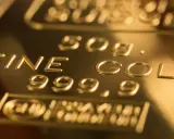 Lingote de oro de 50g, 999.9 de pureza. Un símbolo de valor refugio y estabilidad económica.