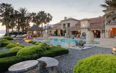 Impresionante villa con piscina y palmeras, un sueño de la casa más cara de España.