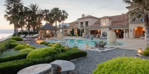 Impresionante villa con piscina y palmeras, un sueño de la casa más cara de España.