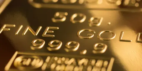 Lingote de oro de 50g, 999.9 de pureza. Un símbolo de valor refugio y estabilidad económica.