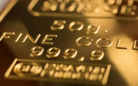 Lingote de oro de 50g, 999.9 de pureza. Un símbolo de valor refugio y estabilidad económica.