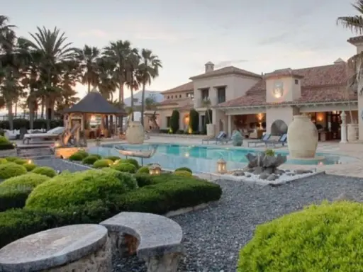 Impresionante villa con piscina y palmeras, un sueño de la casa más cara de España.
