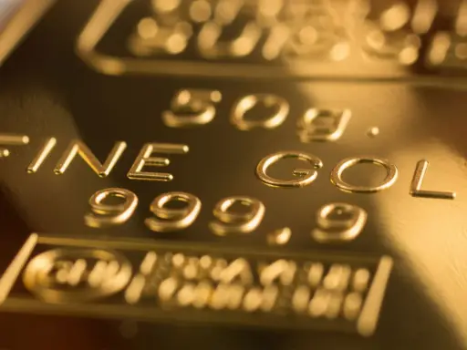 Lingote de oro de 50g, 999.9 de pureza. Un símbolo de valor refugio y estabilidad económica.