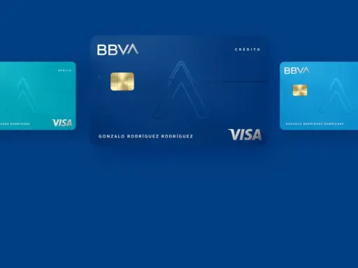 Tres tarjetas de débito, crédito y prepago BBVA Visa con el nombre Gonzalo Rodríguez Rodríguez.