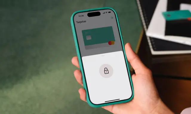 Mano sujetando un móvil con la app de N26 abierta, mostrando una tarjeta y un icono de candado. Ideal para pagos seguros con n26 bizum.