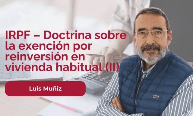Hombre con gafas y chaleco azul, explicando la exención por reinversión en vivienda habitual. Un ejemplo práctico de IRPF.