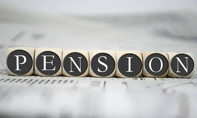 Cubos de madera con letras forman la palabra "PENSIÓN". Se puede embargar una pensión de 600 euros, un tema delicado.