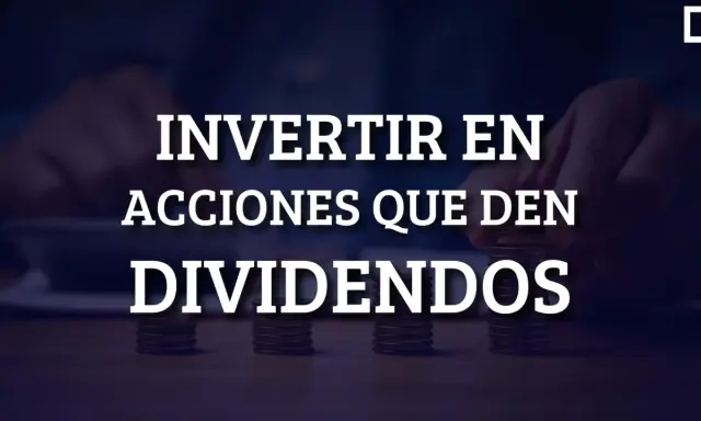 Invertir en acciones que dan dividendos. Pilas de monedas y manos en el fondo, sugiriendo crecimiento financiero.