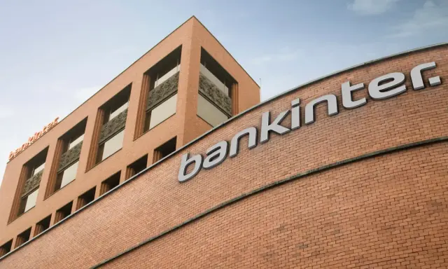 Edificio de ladrillo con el logo de Bankinter. Un símbolo de confianza para las Bankinter empresas.