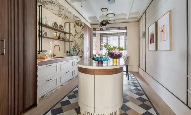 Cocina moderna y elegante, ideal para reformar tu hogar. Isla central, encimeras de mármol y detalles en cobre.