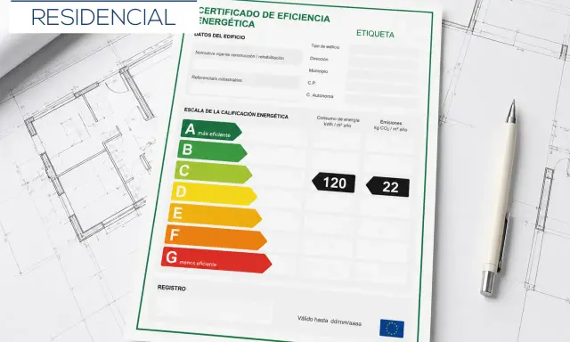 Certificado de Eficiencia Energética, similar a una cédula de habitabilidad, muestra la calificación energética de un edificio residencial con escala de A a G.
