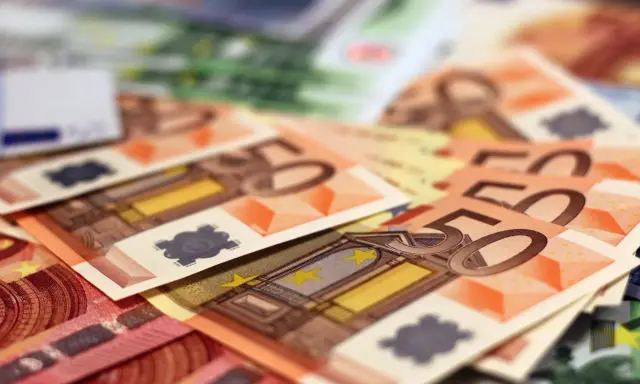 Billetes de euros, algunos de 50, apilados. ¿Iae que es? Dinero para gastar.
