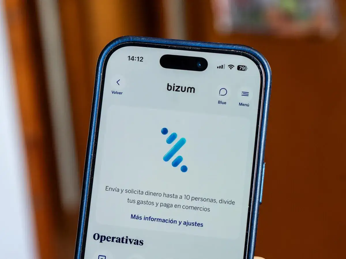 Móvil mostrando la app Bizum. Si te preguntas como devolver un bizum, esta pantalla es el primer paso para gestionar tus operaciones.