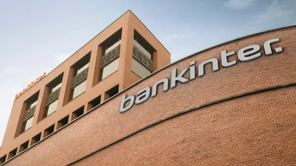 Edificio de ladrillo con el logo de Bankinter. Un símbolo de confianza para las Bankinter empresas.