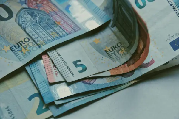 Billetes de euros apilados, incluyendo un billete de 5 euros, que podrían ser parte de la base reguladora para la jubilación.